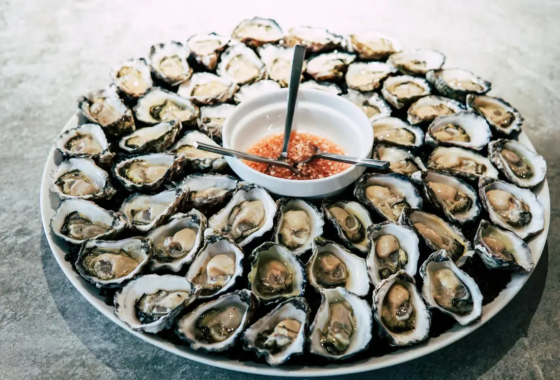 A platter of fresh Maine oysters at Harbor House